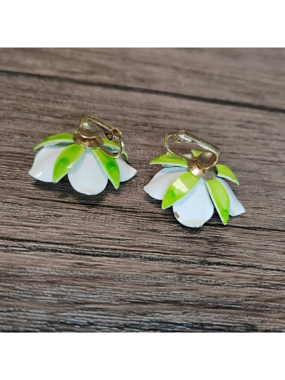 Vintage Sarah Coventry White & Green Enamel Flower Clip-On Earrings Retro Floral - Picture 5 of 7
